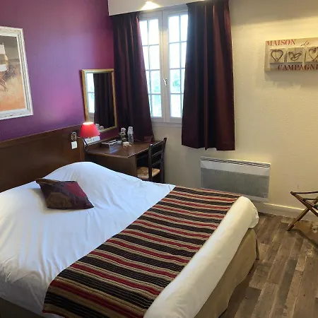 Logis Les Nympheas Hotel