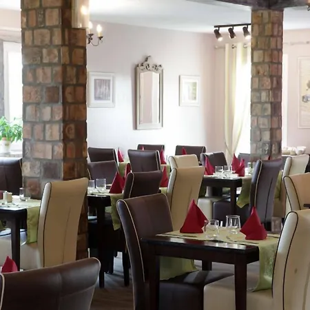Logis Les Nympheas Hotel