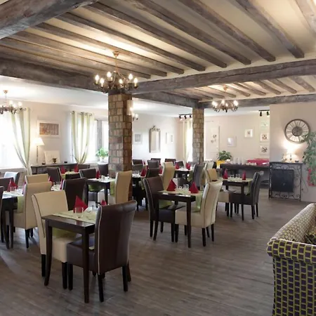 Logis Les Nympheas Hotel